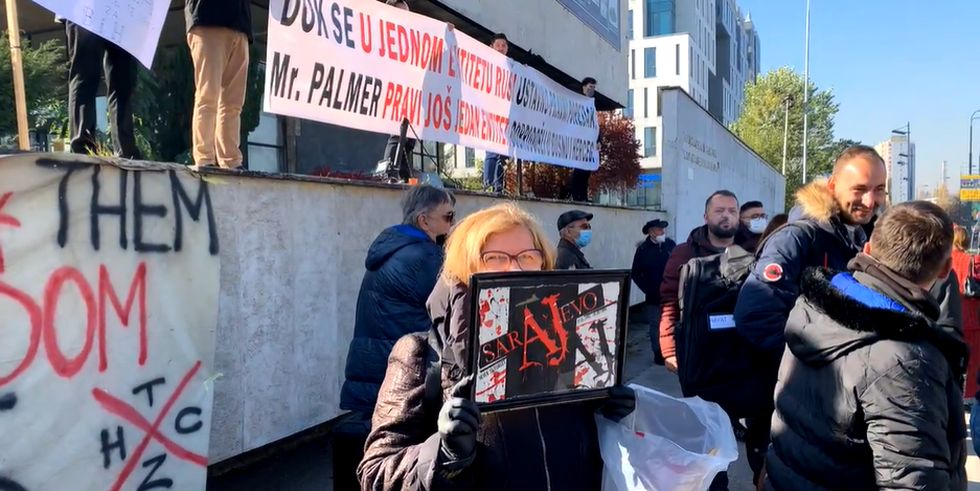 Protesti kod američke ambasade u Sarajevu: Poziv Bidenu da posjeti BiH